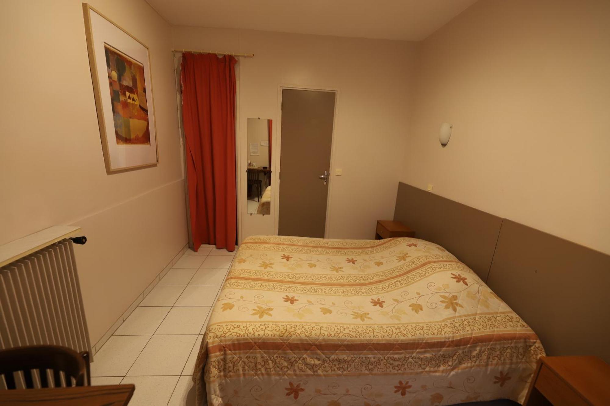 Hotel Du Roussillon ปารีส ภายนอก รูปภาพ